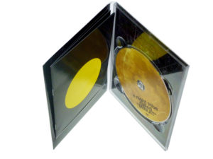 digipack format dvd, plateau transparent, avec livret (glissé dans fente pratiqué dans le volet 1)