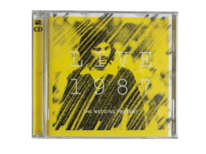 Double CD dans boitier cristal. Plateau transparent pivotant. La mention 2CD est imprimée sur le bord gauche du plateau transparent.