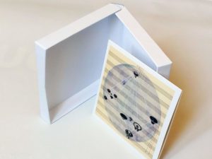 Boite pouvant contenir 5 CD en pochette cartonnée et un livret