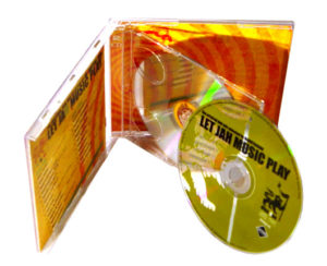 Double CD dans boitier cristal. Plateau transparent pivotant. La mention 2CD est imprimée sur le bord gauche du plateau transparent.