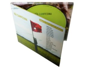 CD en digipak, 2 volets et plateau transparent, avec livret inséré dans une fente pratiquée dans le volet intérieur (voir photo suivante).