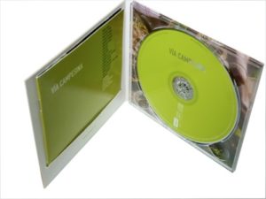CD en digipak, 2 volets et plateau transparent, avec livret inséré dans une fente pratiquée dans le volet intérieur).