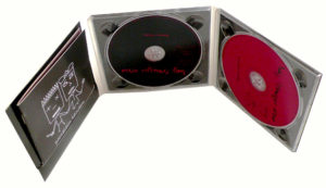Double CD en digipak 3 volets avec 2 plateaux transparents et un livret glissé dans une fente.