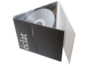 CD en digipak 3 volets, sur plateau transparent (collé sur le volet central mais il peut aussi se mettre à gauche ou à droite).