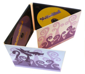 CD en digipak 4 volets, sur plateau noir.