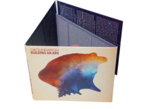 CD dans Digisleeve 4 volets (le CD se glisse à l'intérieur du volet le plus à droite)